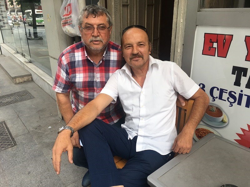 Erdinç Akşener, Tarihi Fethi Baba Lokantası önünde.. « Ahsen Okyar