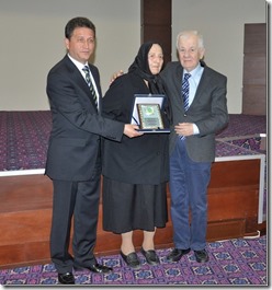 E.Belediye Başkanı-Milletvekili Erol Köse  ile Prof.Dr. Mehmet Bayrak birlikte Dilber Dinç’in plaketini takdim ederken
