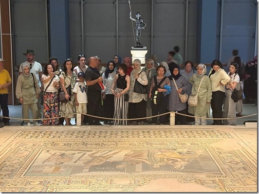 18 - Akça Koca kafilesi G.Antep Zeugma Antik Mozaik müzesinde - Kopya