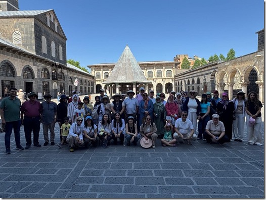 8 - Diyarbakır Hasanpaşa Hanı önündeki - Kopya